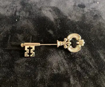 가격 인하 미국 빈티지 AVON 브로치 열쇠 스켈레톤 햇 핀