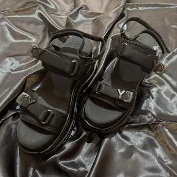 YELLO 블랙 통굽 샌들 XL