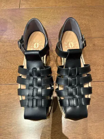 Shoes Bakery 블랙 구르카 샌들