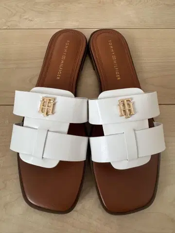 TOMMY HILFIGER 화이트 슬라이드 샌들