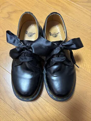 Dr. Martens 블랙 가죽 로퍼 리본