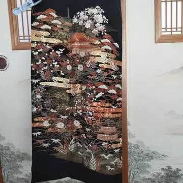 검정 바탕의 일본풍 풍경 자수 호몬기 옷감