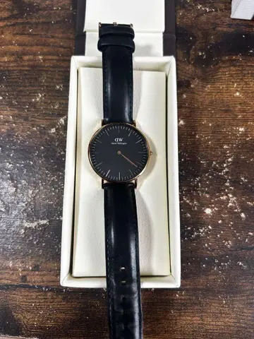 Daniel Wellington DW 블랙 가죽 손목시계