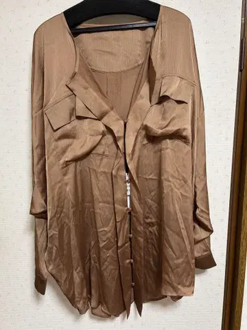 스콧 클럽 브라운 새틴풍 버튼 셔츠