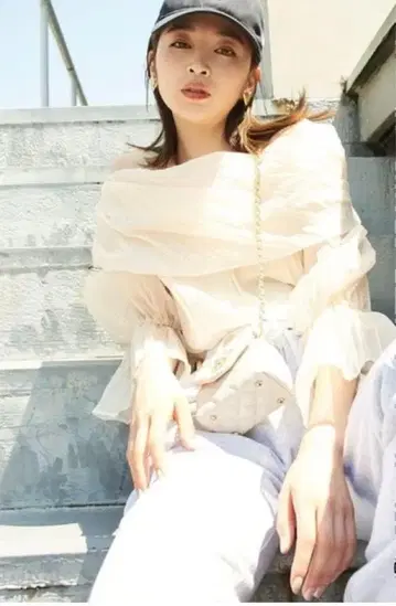 스나이델 오프숄 와셔 시어 블라우스 아이보리