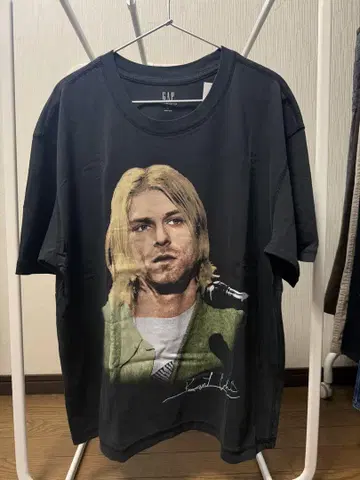 GAP Nirvana Kurt Cobain 티셔츠 L 사이즈