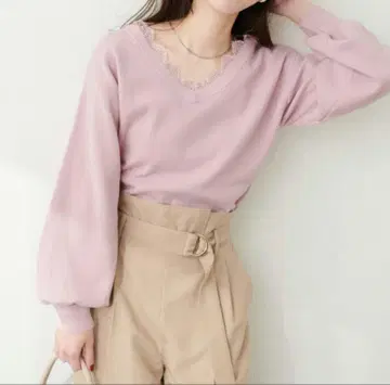 내추럴 꾸뛰르 25SS 레이스 카라 V넥 풀오버 쫀득 니트