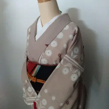 화섬 겹옷 코몬, 고급 베이지에 걸리시한 흰색 데이지?와 춤추는 나비