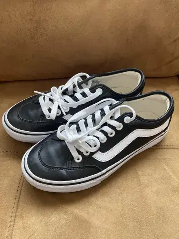 VANS 블랙/화이트 스니커즈 반스