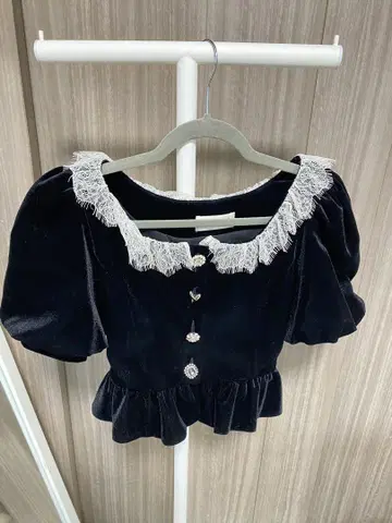 LILY BROWN 블랙 상의