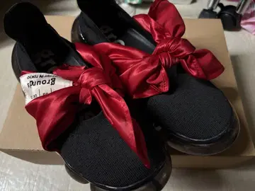 JEWELRY HANKIE PUMPS BLACK RED