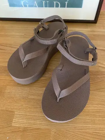 TEVA 통굽 샌들 23cm