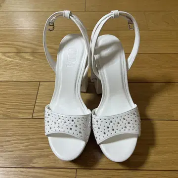 GYDA 화이트 비쥬 샌들 M 사이즈