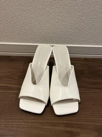 화이트 오픈토 클리어 힐 샌들