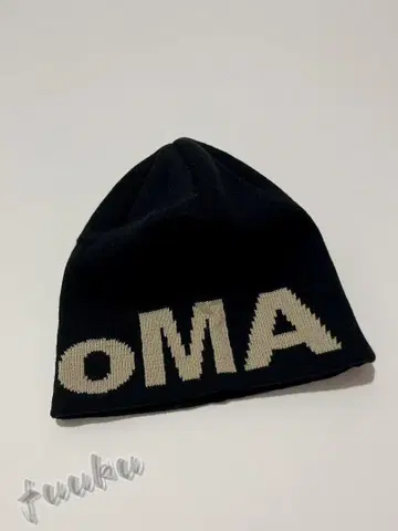 OMA 블랙 로고 니트 비니