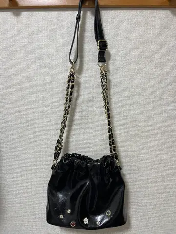 MARY QUANT 스파클 비쥬 데이지 숄더 (블랙)