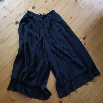 BEARDSLEY 블랙 플리츠 팬츠