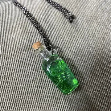 Q-pot. 독거미 보틀 목걸이 2015년 할로윈 컬렉션