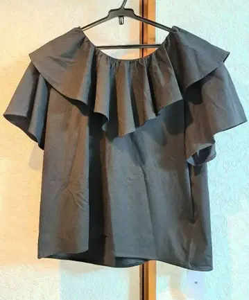 어반 리서치 프릴 T셔츠 블랙