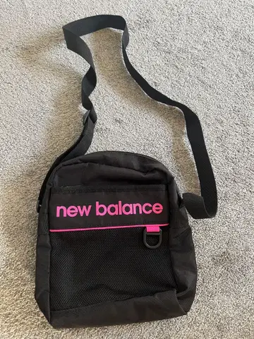 new balance 숄더백 블랙/핑크
