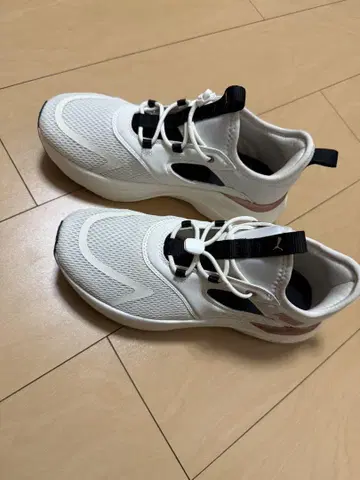 PUMA 화이트 스니커즈