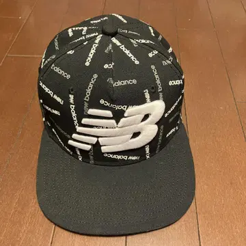 New Balance 블랙 야구 모자