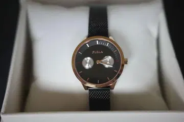[ 새상품급 ] FURLA 아날로그 손목시계 블랙 메쉬 밴드