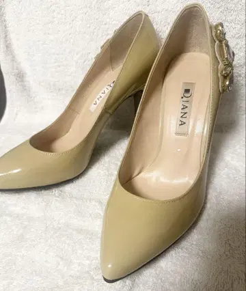 Diana 비쥬 장식 베이지 하이힐 거의 얼룩 없음