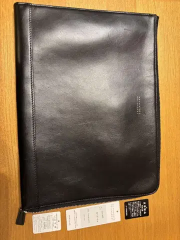 iPad도 들어가는 세컨드 백입니다.
