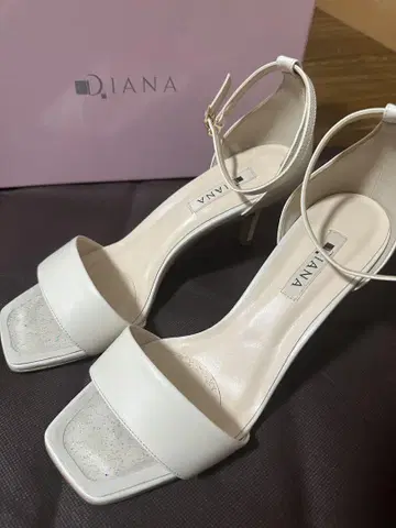 D.IANA 화이트 힐 샌들