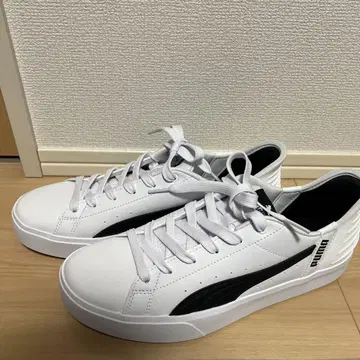 PUMA 화이트 블랙 스니커즈