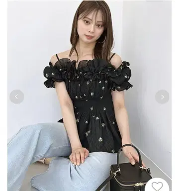 스나이델 프릴 오프숄더 상의