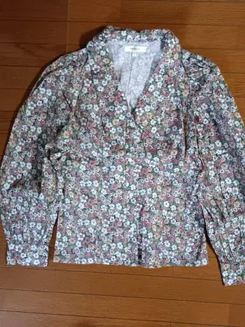 새상품 [ MOUSSY ] 꽃무늬 카라 부착 긴팔 셔츠 M-L 사이즈