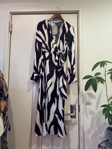 H&M 물결무늬 랩 드레스 블랙 화이트