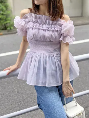스나이델 오프숄 프릴 블라우스 LAV