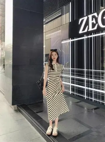 스트라이프 슬리브리스 니트 원피스