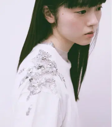 타나카다이스케 Tanaka daisuke 화이트 스팽글 반팔 티셔츠