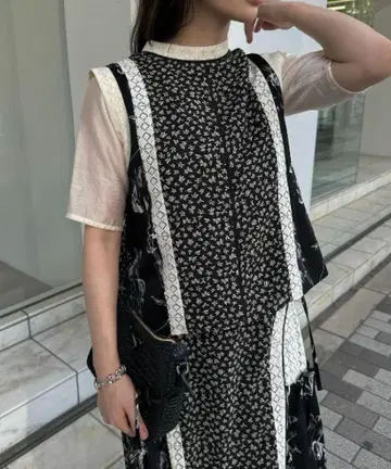 WILLFULLY 패치워크 레이스 노 슬리브 BL