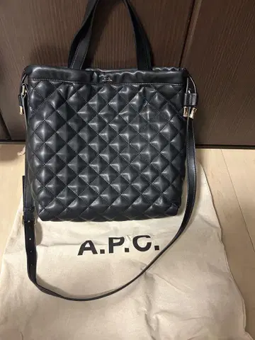 A.P.C. 블랙 퀼팅 숄더백