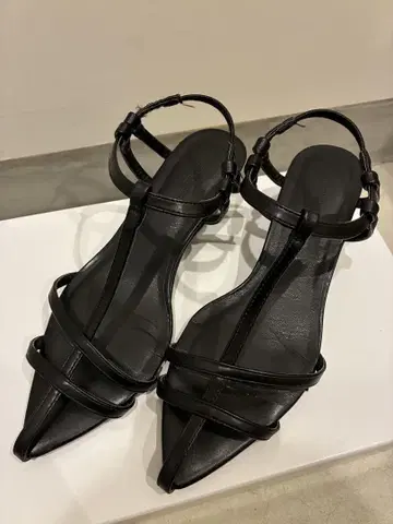 유나이티드 애로우즈 샌들 블랙