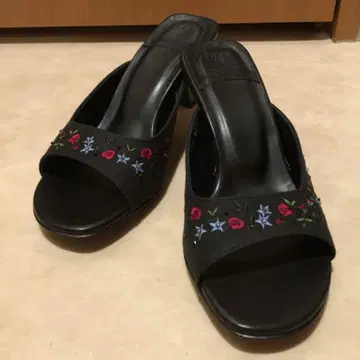 미사용 새상품*블랙 꽃무늬 자수 샌들 37