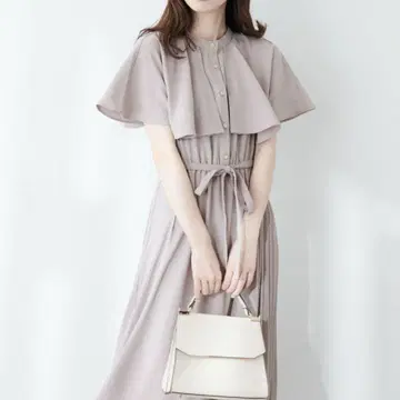 [WEB 한정] 사이드 플리츠 케이프풍 원피스 그레이시 베이지