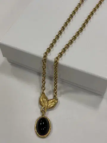 목걸이 빈티지 리프 모티브 골드 컬러 오닉스 seven sens