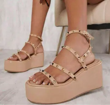 스터드 웨지힐 통굽 샌들 베이지, 세련된 애프리콧