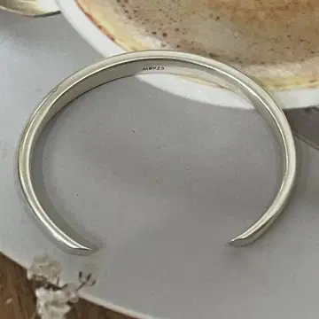 OX JEWELRy Silver Curve Bangle MB