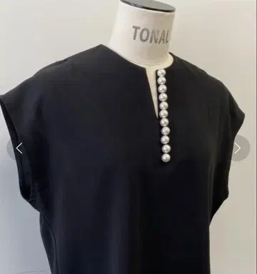TONAL 펄 키넥 슬리브리스 블라우스 블랙
