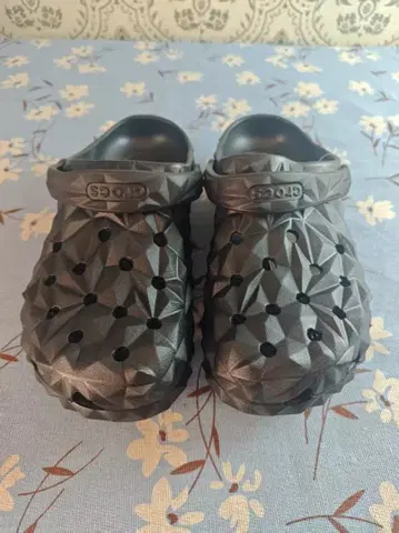 crocs 지오메트릭 블랙 샌들