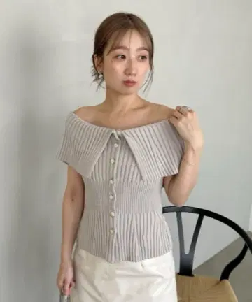 [SNIDEL (스나이델)] 프론트 버튼 오프숄 니트 풀오버