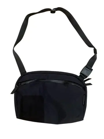 새상품급 ALPAKA FLIGHT SLING 숄더백 블랙