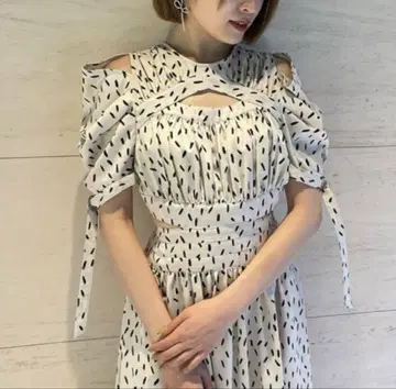 SNIDEL 스위칭 데콜테 오픈 원피스